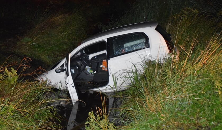 <p>• De auto belandde in het water langs de N210.</p>