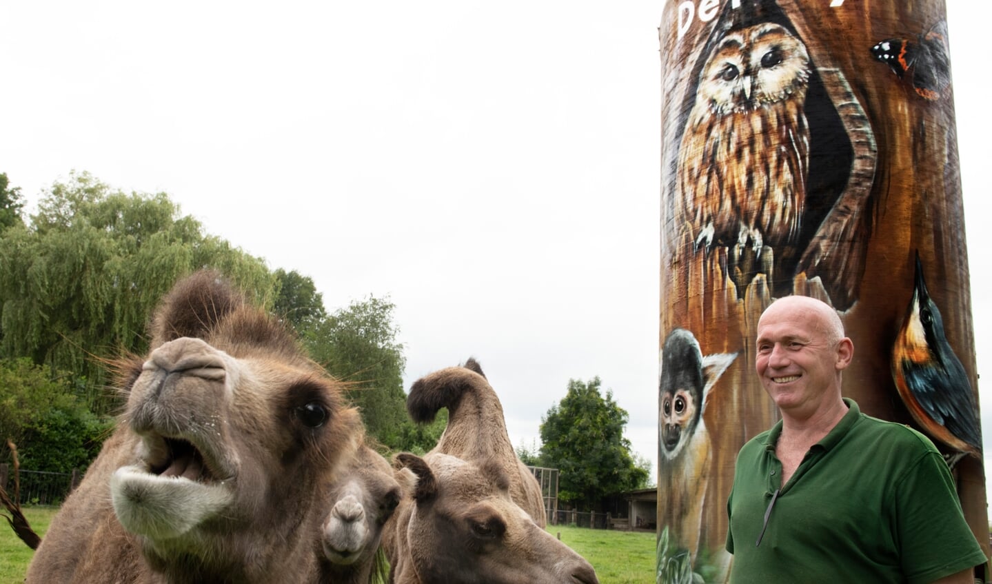 Roger van Leeuwen met kamelen voor reclamezuil 