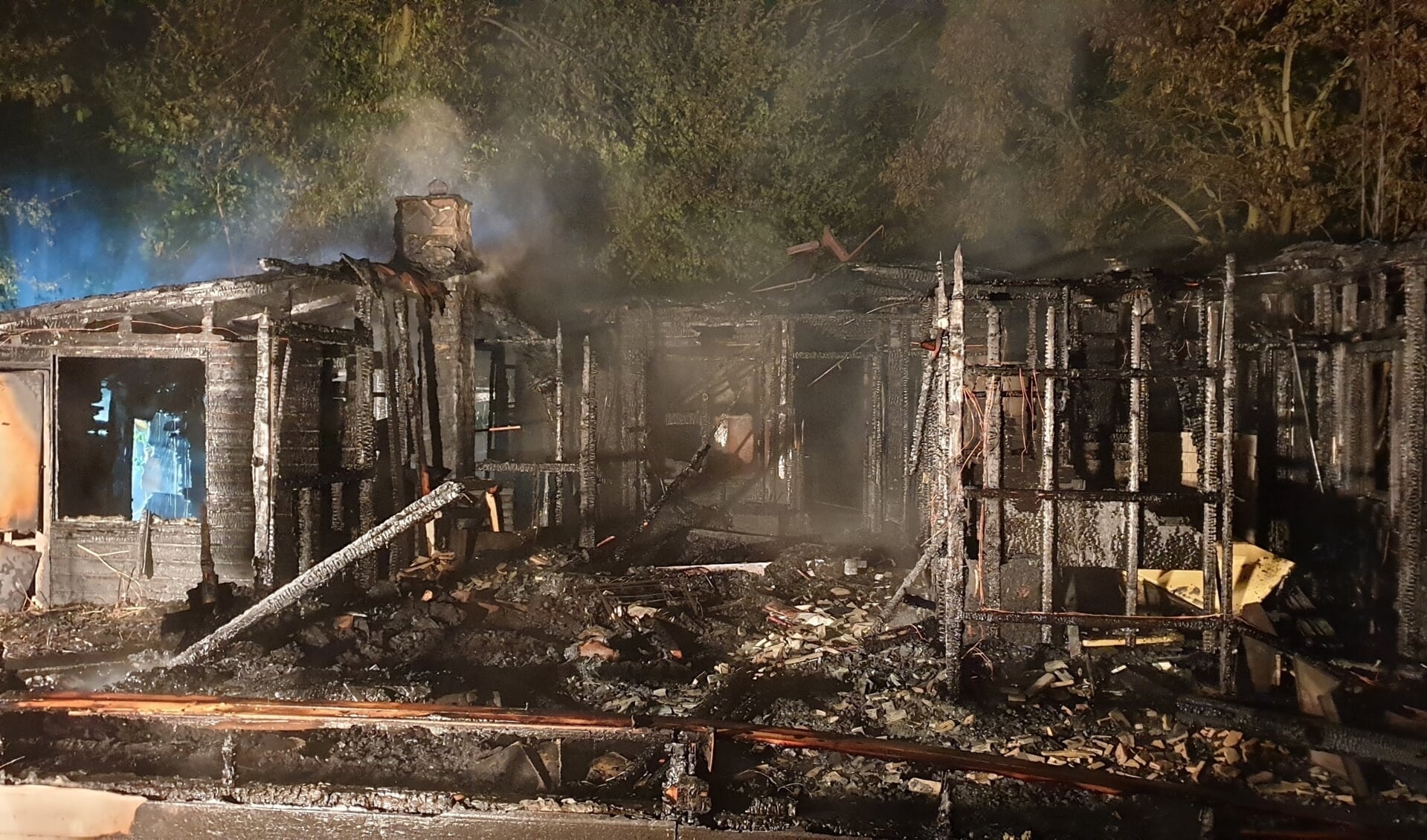 • In Haastrecht is afgelopen nacht een houten chalet volledig uitgebrand.