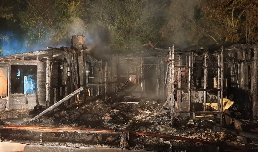 <p>• In Haastrecht is afgelopen nacht een houten chalet volledig uitgebrand.</p>