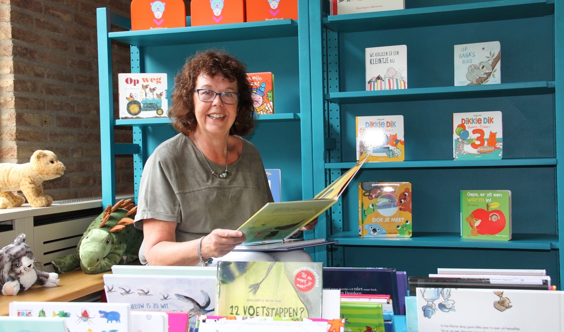 • Bibliotheekvrijwilliger Margot helpt bezoekers graag verder.