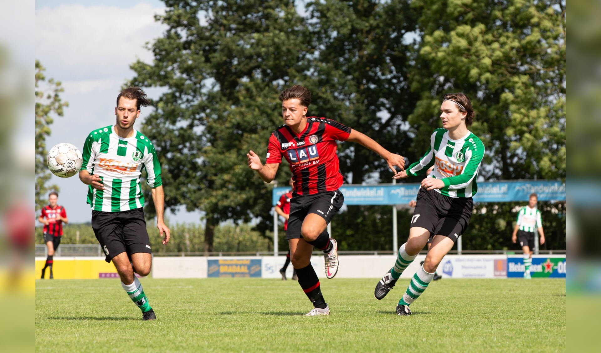 Voetbalwedstrijd VVT Tricht (groen/witte shirts) tegen BVV Den Bosch
