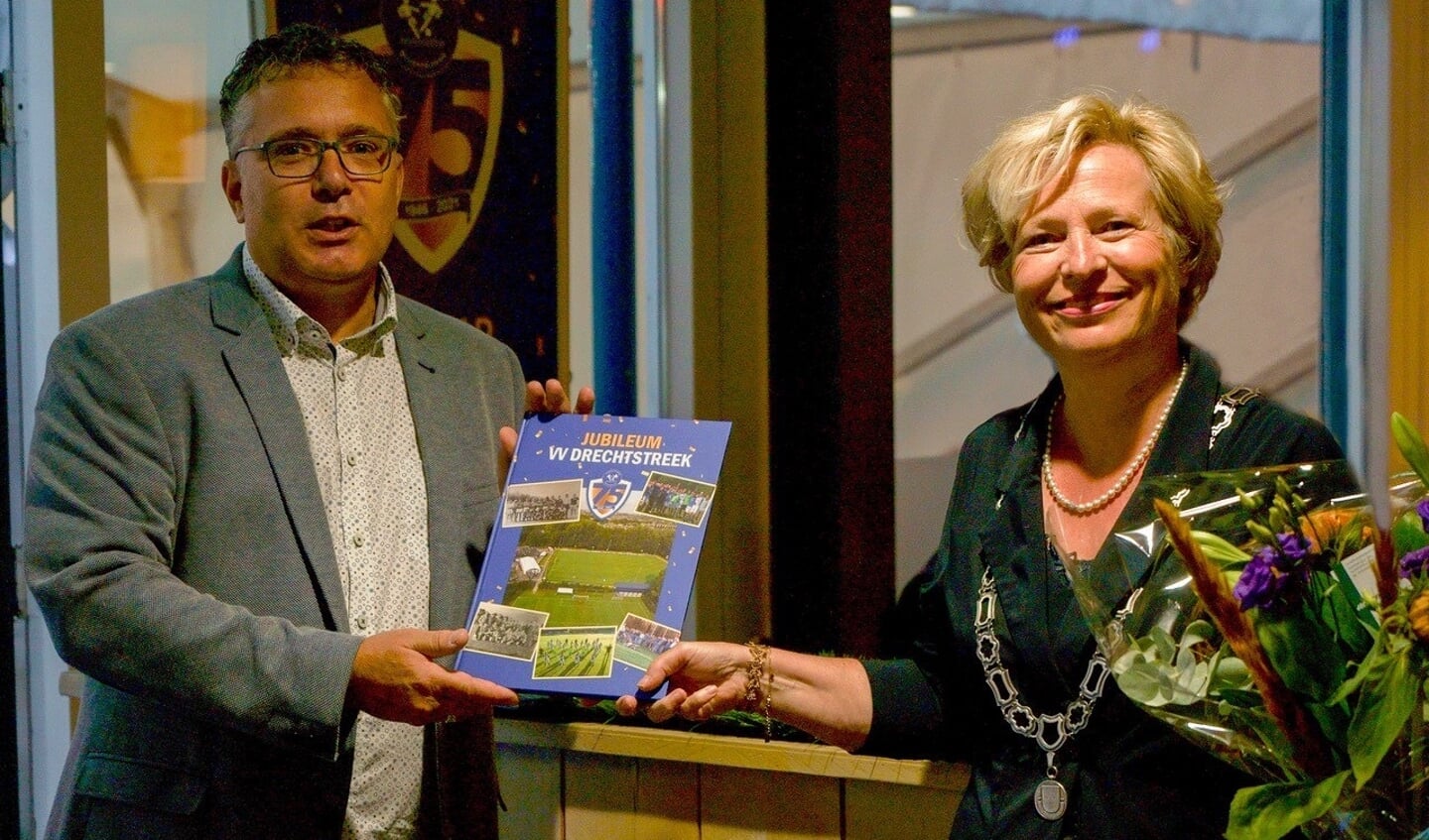 • Steven Wierckx overhandigt het jubileumboek aan burgemeester Annemiek Jetten.