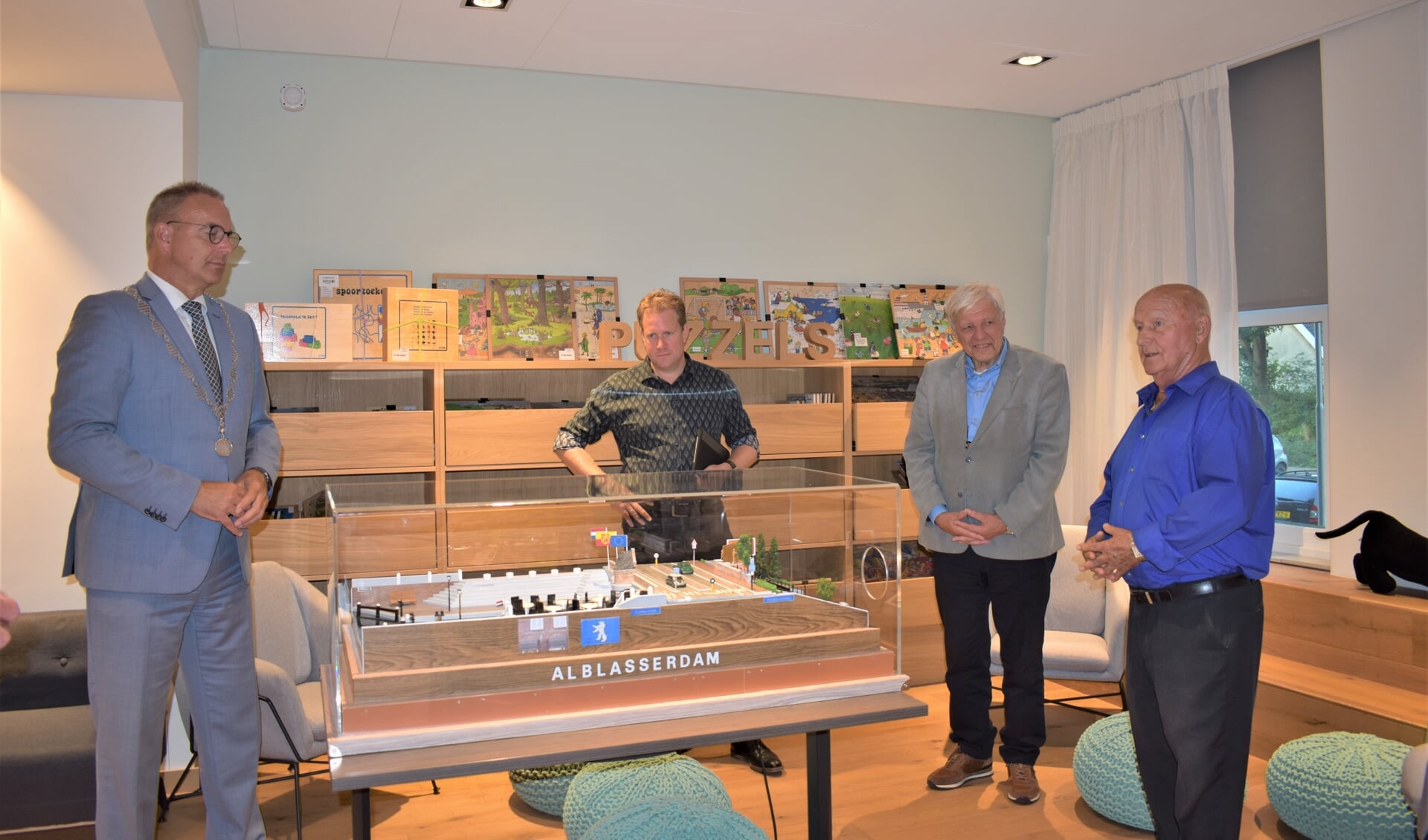 • Burgemeester Paans, fractievoorzitter Arco Strop van het CDA, Arie den Boer van Stichting Schutsluis Alblasserdam en Ger de Goede, maker van de maquette (v.l.n.r.).