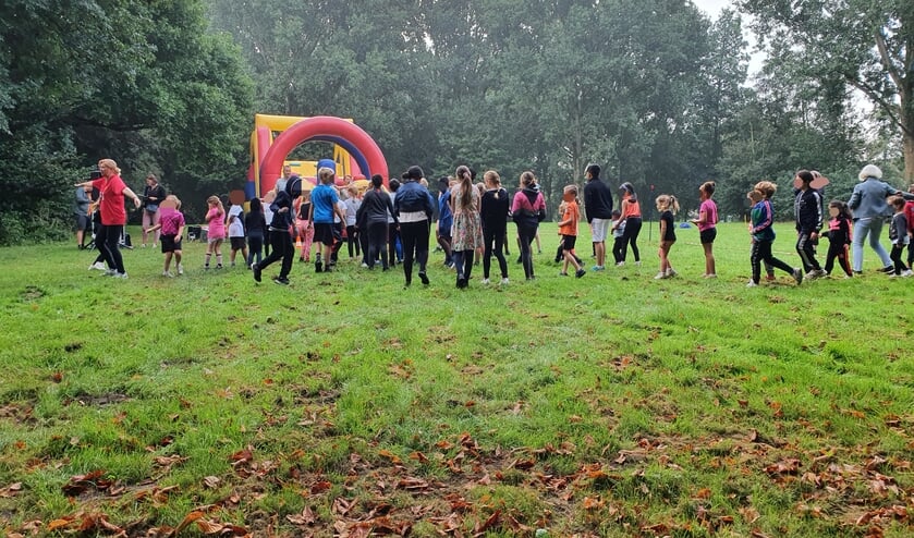 De Sportdag werd met een warming-up geopend