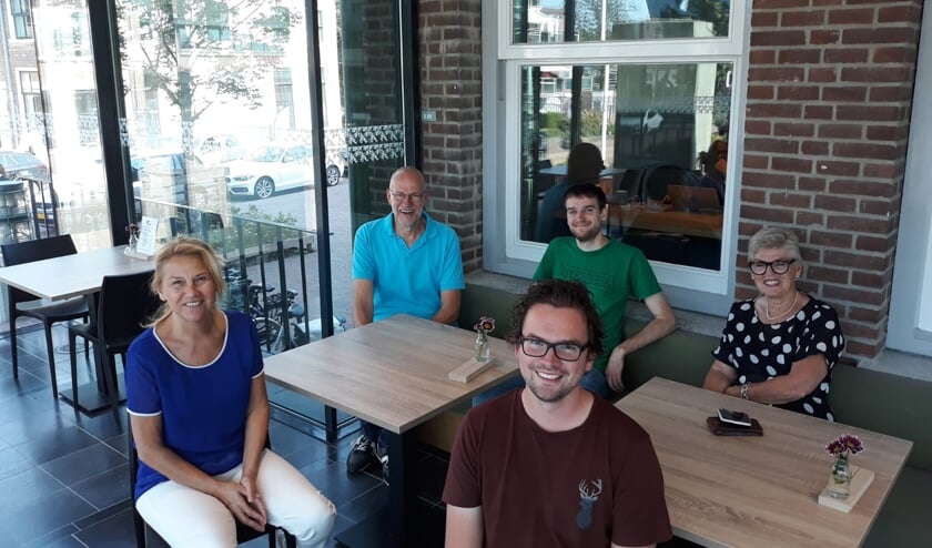 • De huiswerkbegeleiders, met v.l.n.r. Emine Osmanoglou, Piet Plaizier, Hans Tukker, Christel van de Graaf en vooraan Nick de Jong.