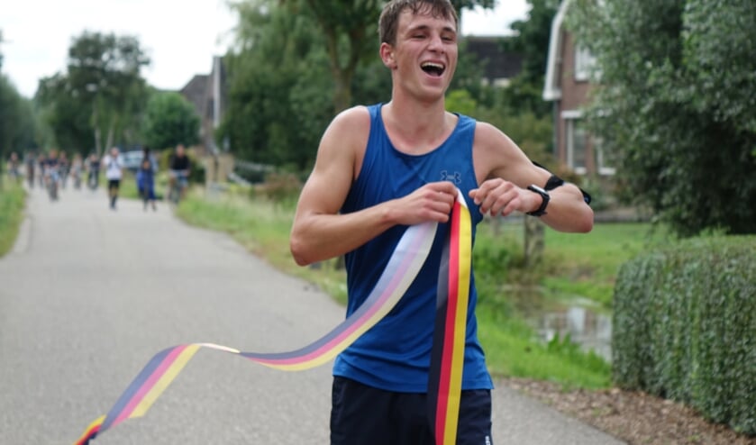 <p>• Rik de Moel bij de finish.</p>