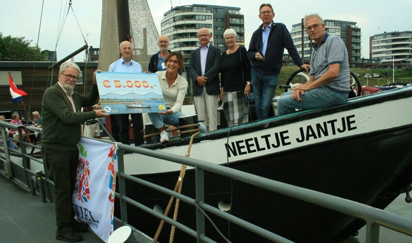 <p>De overhandiging van de reusachtige cheque.</p>