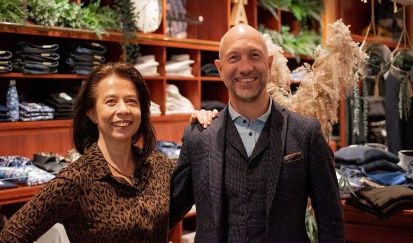 <p>• Anita en Allard Scholte vieren het 25-jarig bestaan van 'Rudolf Peter Fashion Store'.</p>