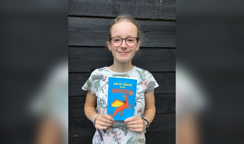 Lara van der Burgh met haar boek.