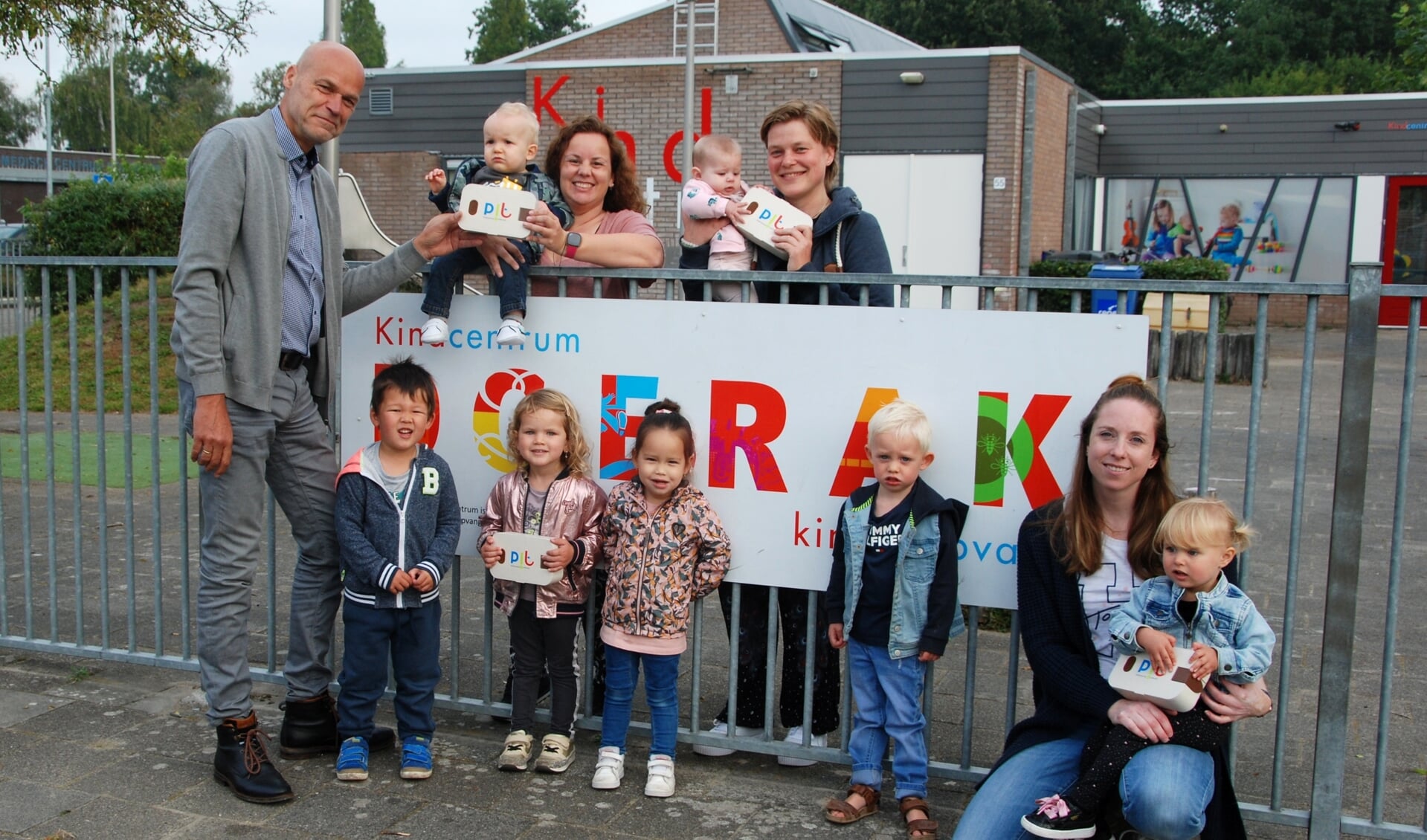 • De PIT’ers van kindcentrum Doerak in Zwijndrecht kregen als eersten hun cadeau uitgereikt uit handen van bestuurder Ad Vos.