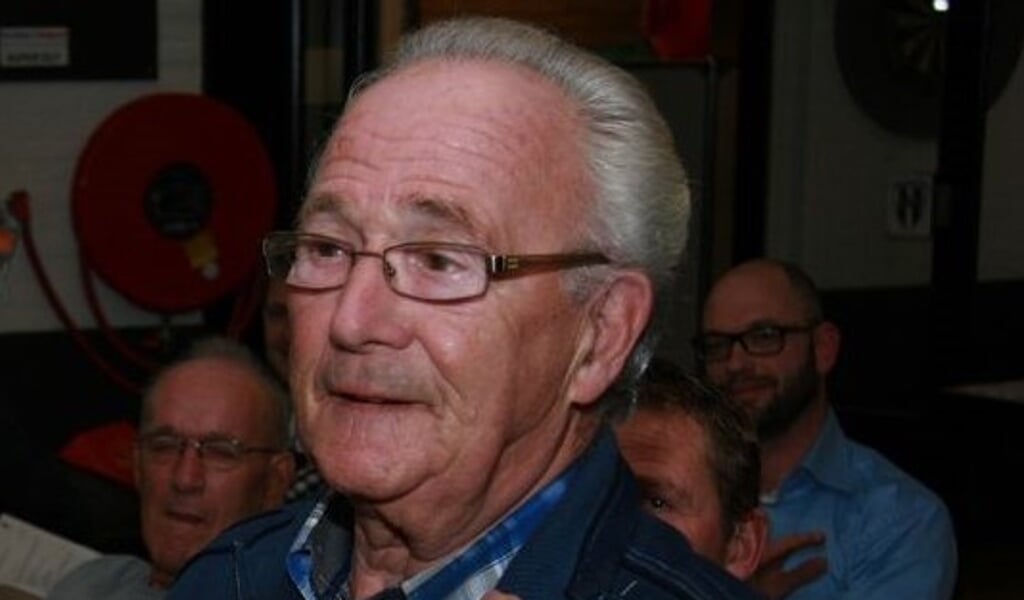 • Jan van Steenis, erelid van vv Asperen, is op 85-jarige leeftijd overleden.