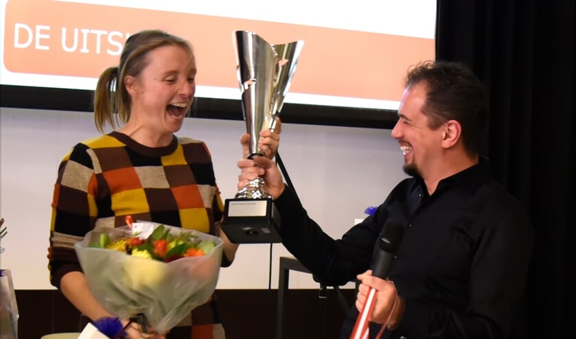<p>• Marjolein Pieks ontving de bokaal uit handen van Jefffrey van Geenen namens stichting Poëziestad</p>