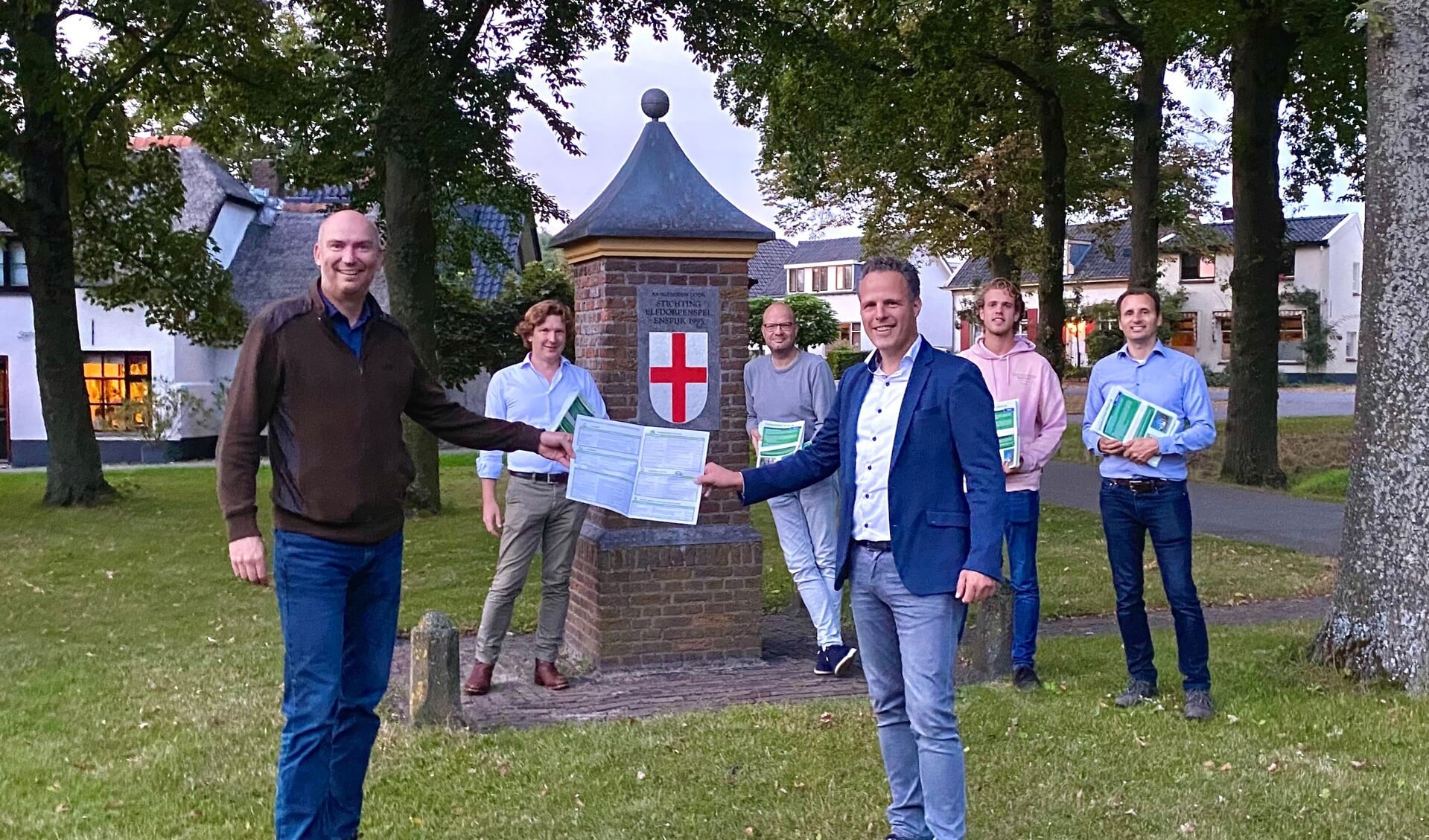 V.l.n.r. Martijn Karrenbeld, Peter Magauer, Barry Ganzeman (gebiedsmakelaar), wethouder Rutger van Stappershoef, Bas van Rijnsbergen en Guido van der Wedden.