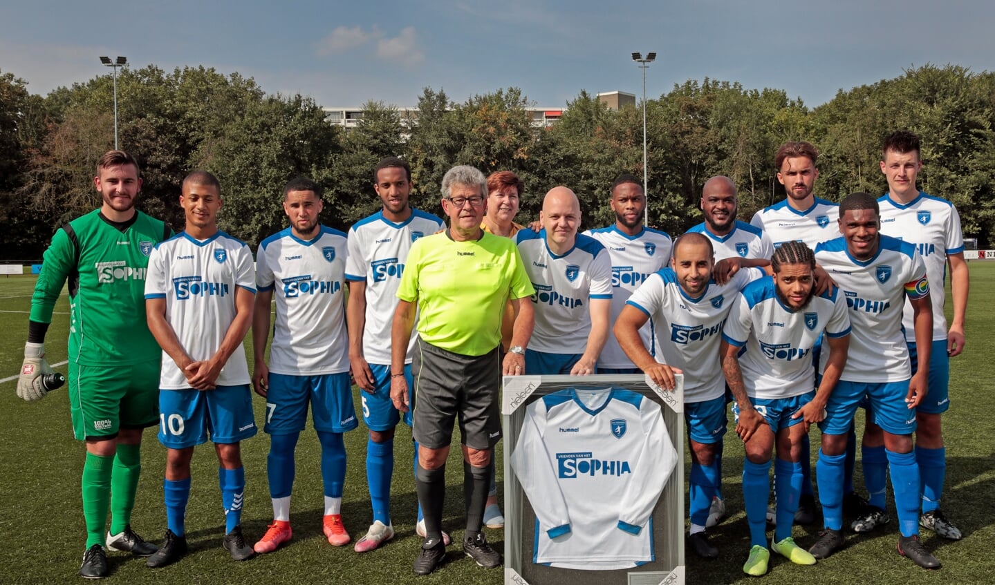 Cees Pols bij zijn afscheid, omringd door het eerste elftal van CVV Zwervers.