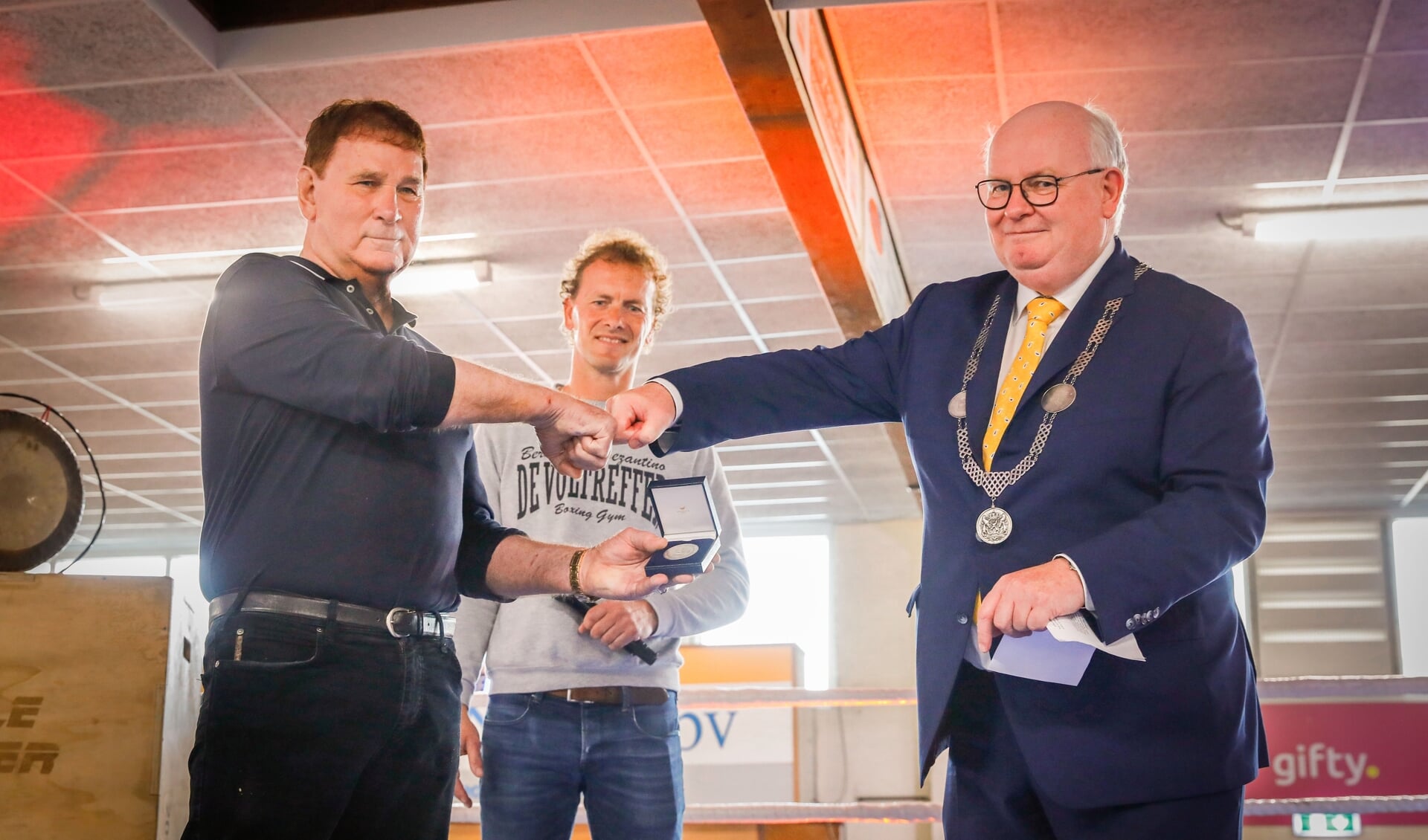 Ben Zwezerijnen ontving vanochtend de Anna van Rijn-penning uit handen van burgemeester Frans Backhuijs. 