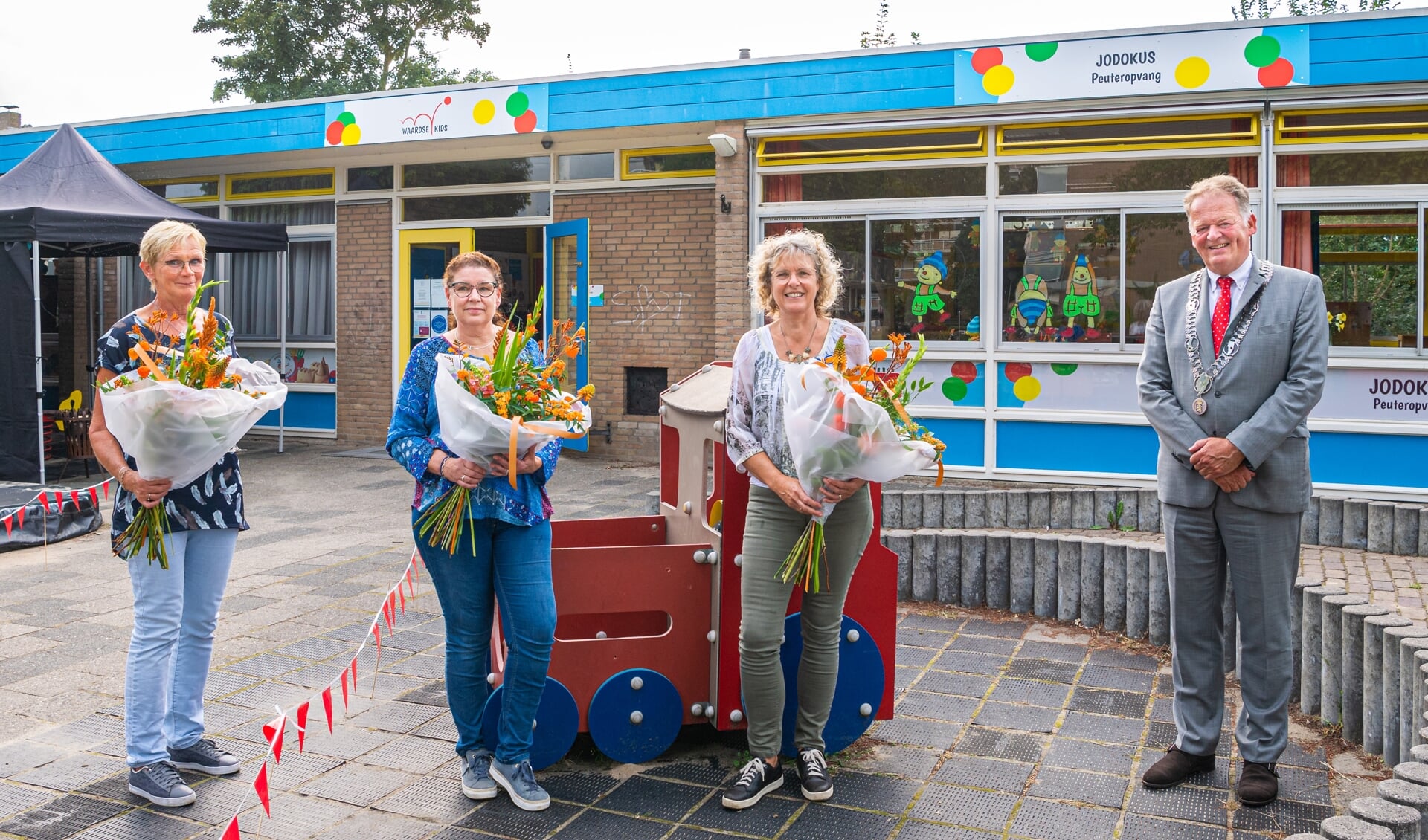 • Ans van Achthoven, Anja van Breukelen en Nel van den Bergh, met burgemeester Roel Cazemier. 