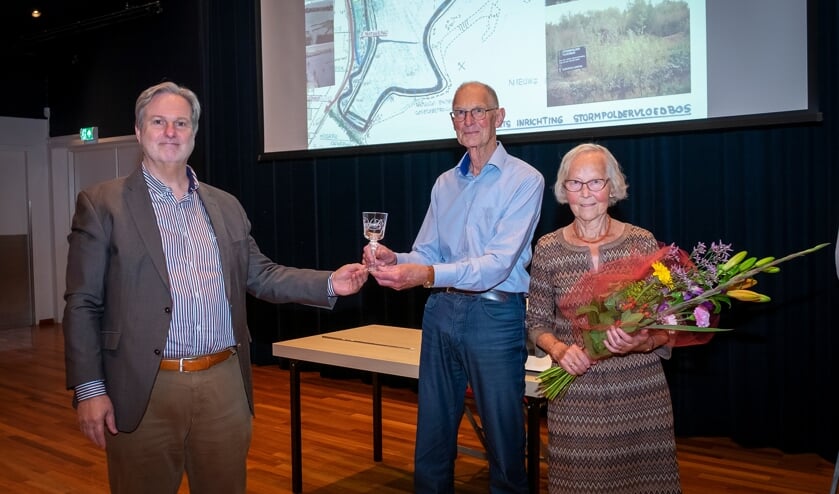 <p>Wethouder Coen Derickx overhandigde de Kristallen Roemer aan de heer Pier Werksma. </p>