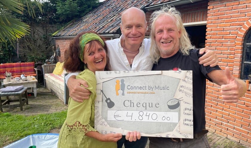 <p>Marian Bijvoet (l), directeur van CBM Adriaan Kok (m) en Rooie Arie (r) met de cheque van 4.840 euro. </p>