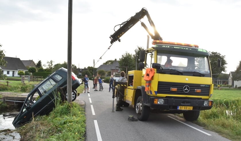 <p>• Een berger haalde het voertuig uit het water.</p>