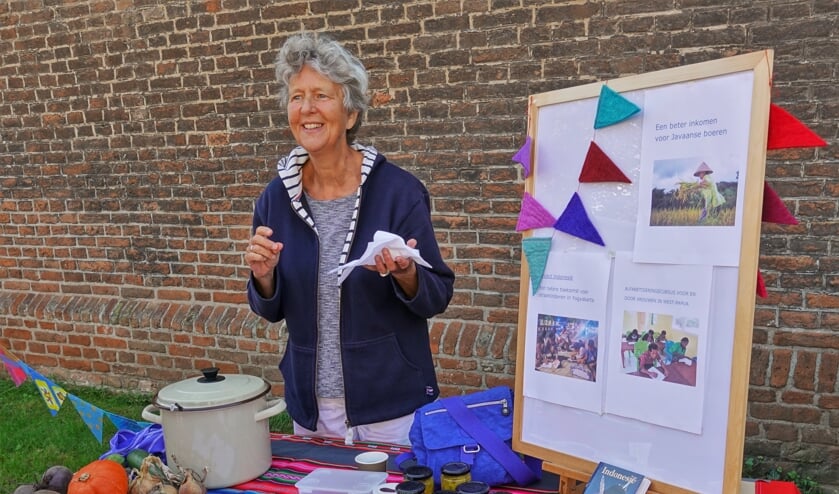 <p>Aandacht voor de actie Wees warmhartig met een standje in de kerktuin</p>