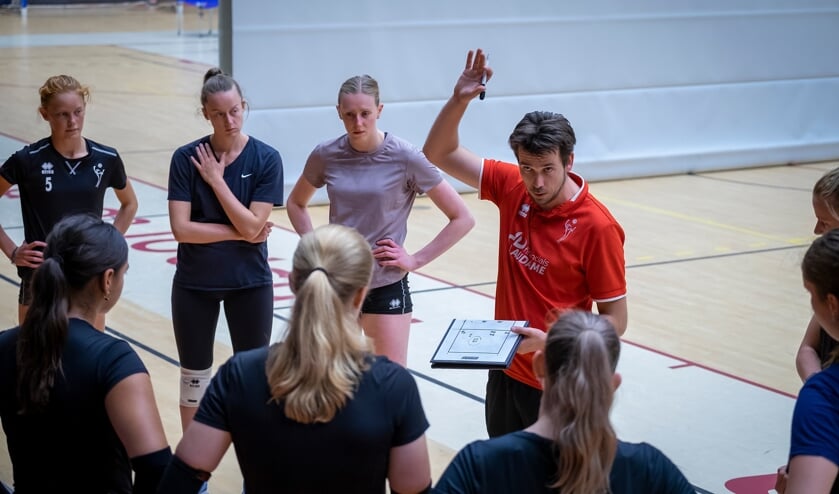 <p>VCN-trainer Ivo Munter voor de spelersgroep.</p>