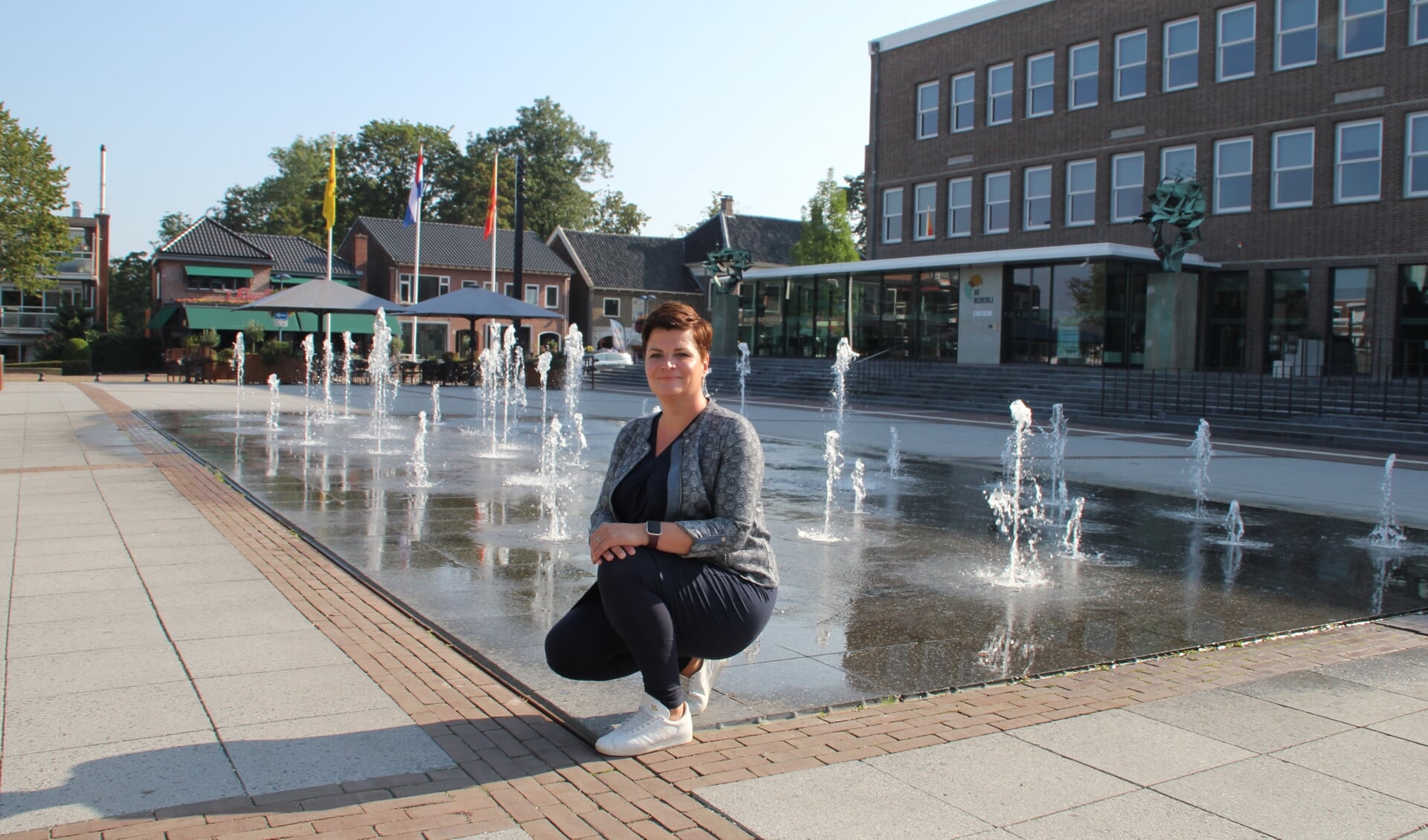 • Dorien Zandvliet bij de fonteinen op het Raadhuisplein.