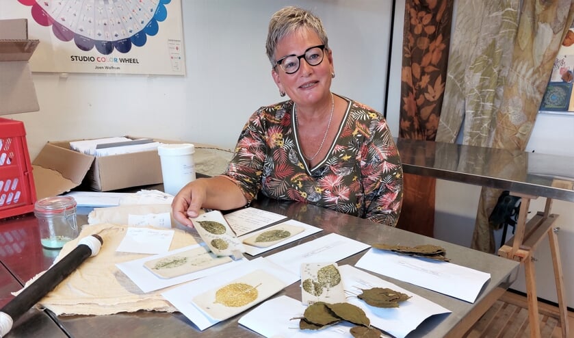 <p>Textielkunstenares Karen Bruinsma aan het werk in haar atelier in IJsselstein</p>