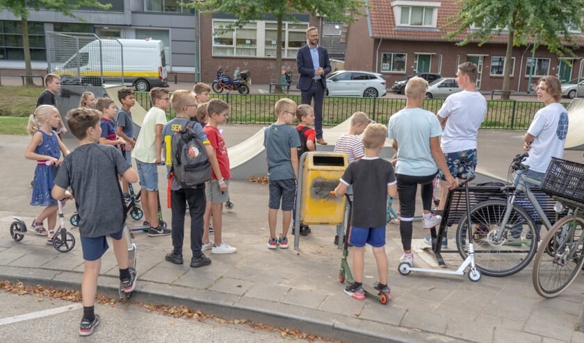 • Wethouder Arjan Kraijo tijdens de heropening van het skatepark.