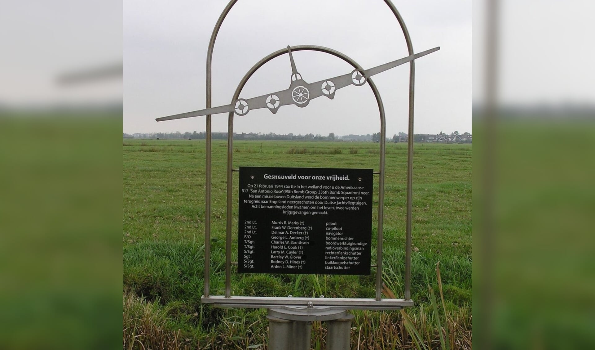 • Monument aan de Hazekade in Zegveld ter herinnering aan de acht omgekomen bemanningsleden van de Amerikaanse B-17 bommenwerper San Antonio. 
