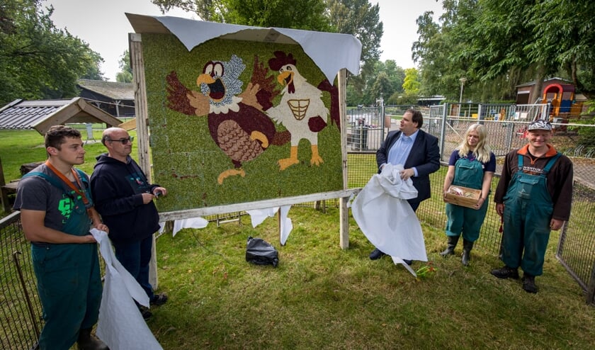<p>De onthulling van het door cliënten van 's Heeren Loo gemaakte mozaïek door Laurens Verspuij. </p>