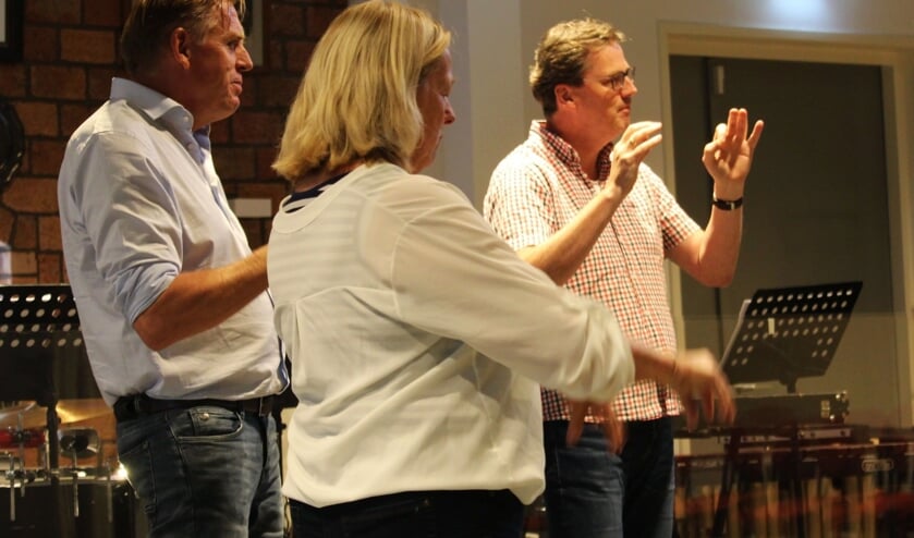 <p>Robert Landsman, Mieke Kromwijk en Patrick van den Brink waren - met hun collega's - zaterdag druk aan het oefenen om de volgende maestro te worden.</p>