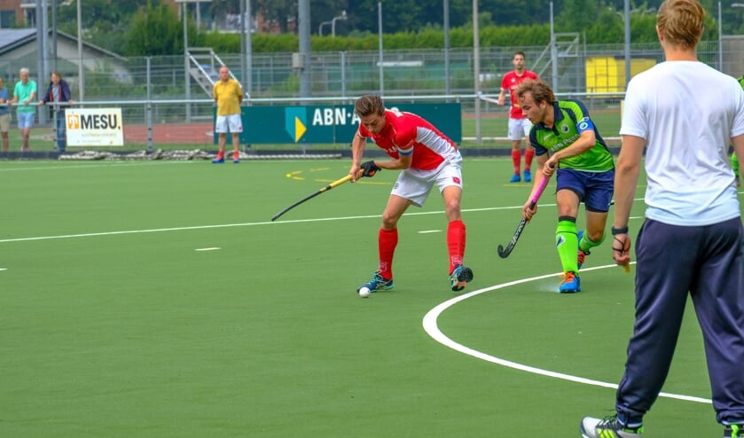 Aanvoerder Martens legt aan voor de 1-0