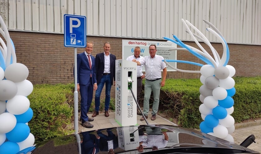 • Wethouder Slob met Ad Liefhebber, Floor Bikker en Rob Augustijn van Den Hartog Quick-Charge.