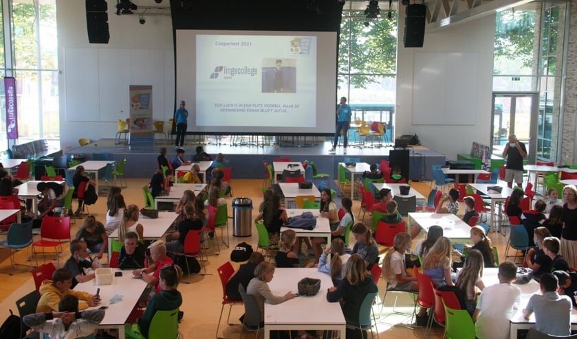 Stichting Lach voor een dag geeft een presentatie op het lyceum om de leerlingen uit te leggen wat de stichting precies doet.