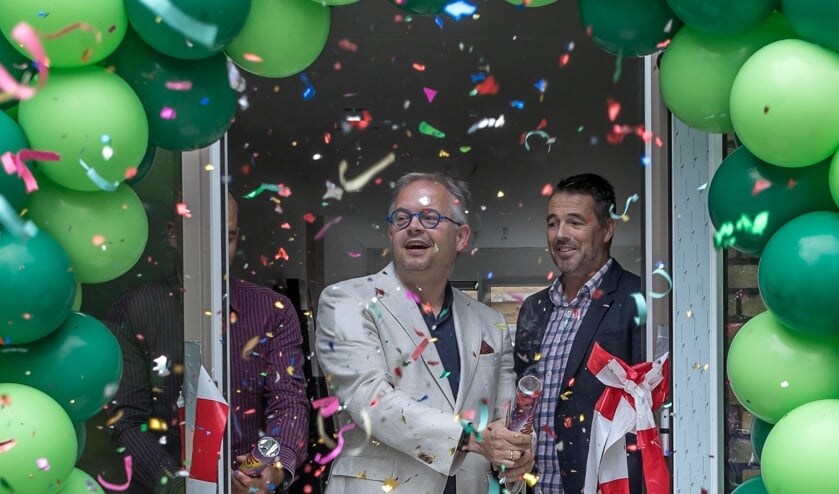 <p>Wethouder Rogier Tetteroo opende symbolisch de deuren van Knarrenhof het Groene Hof.</p>