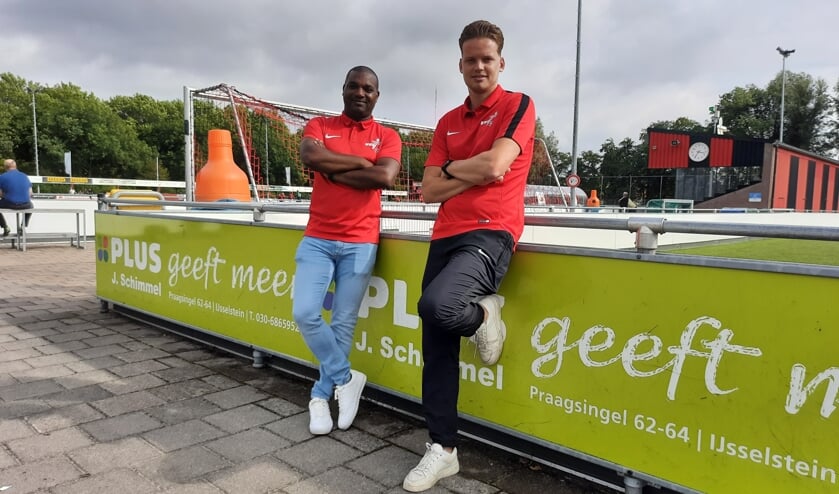 <p>Zondag-trainer Fabian Schaken (links) en aanvoerder Lejon Cats.</p>