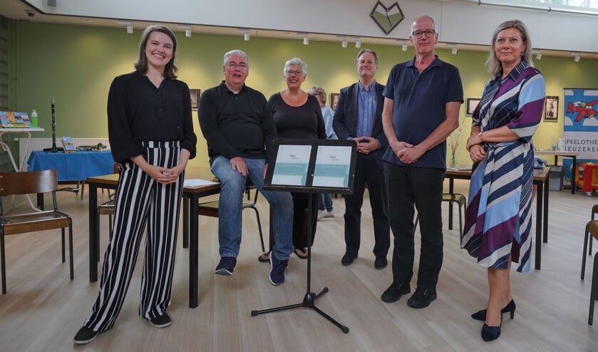 <p>• V.l.n.r. Hilde van den Berg (Streekmuseum), Cees Paul (synerkri), Connie Reijngoudt (oud-directeur bibliotheek), Coen Derickx (wethouder), Hans Bijloo (directeur muziekschool) en Dionne Dinkhuijsen (directeur bibliotheek).</p>