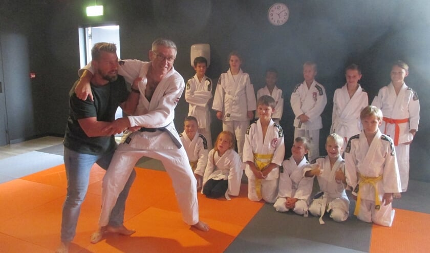 <p>Eigenaar Healthcenter Jasper Hoogstraten gaf een demonstratie met trainer Wilbert Jansen.</p>