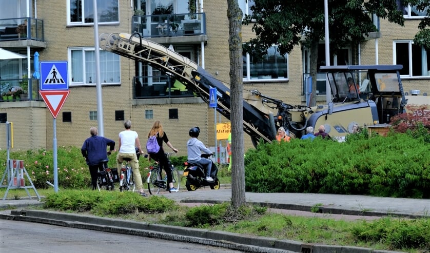 <p>• Verkeershinder in 's Gravenland bij het onderhoud aan de rotondes.</p>