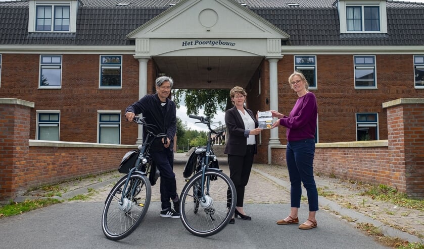<p>De wethouder nam het boekje in ontvangst op de locatie waar voorheen het kasteel van Bergambacht stond.</p>