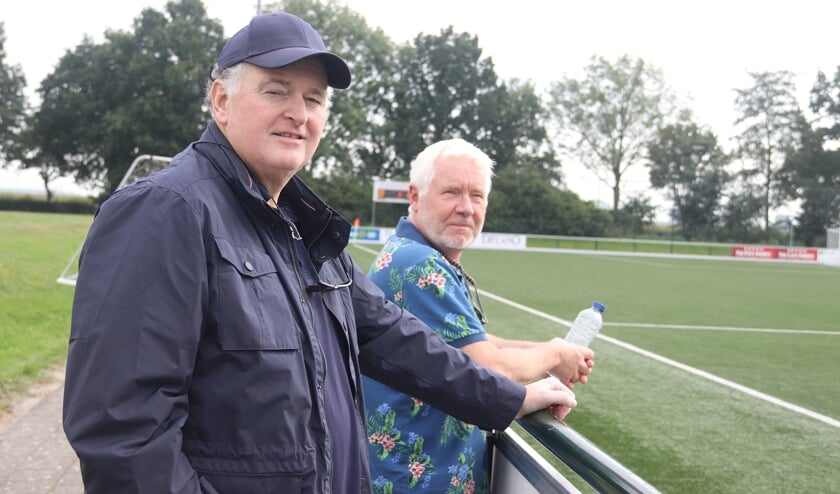 René kijkt nu de wedstrijden langs de zijlijn