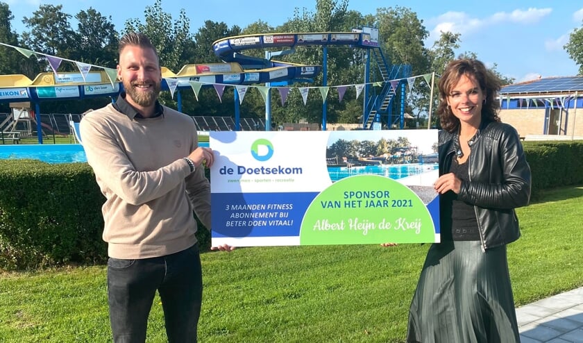 • Mariëlle de Bruijn overhandigt namens de Doetsekom de cheque aan Remon de Kreij.