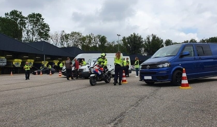 • De politie bracht voertuigen naar de controleplaats op een terrein van Rijkswaterstaat.