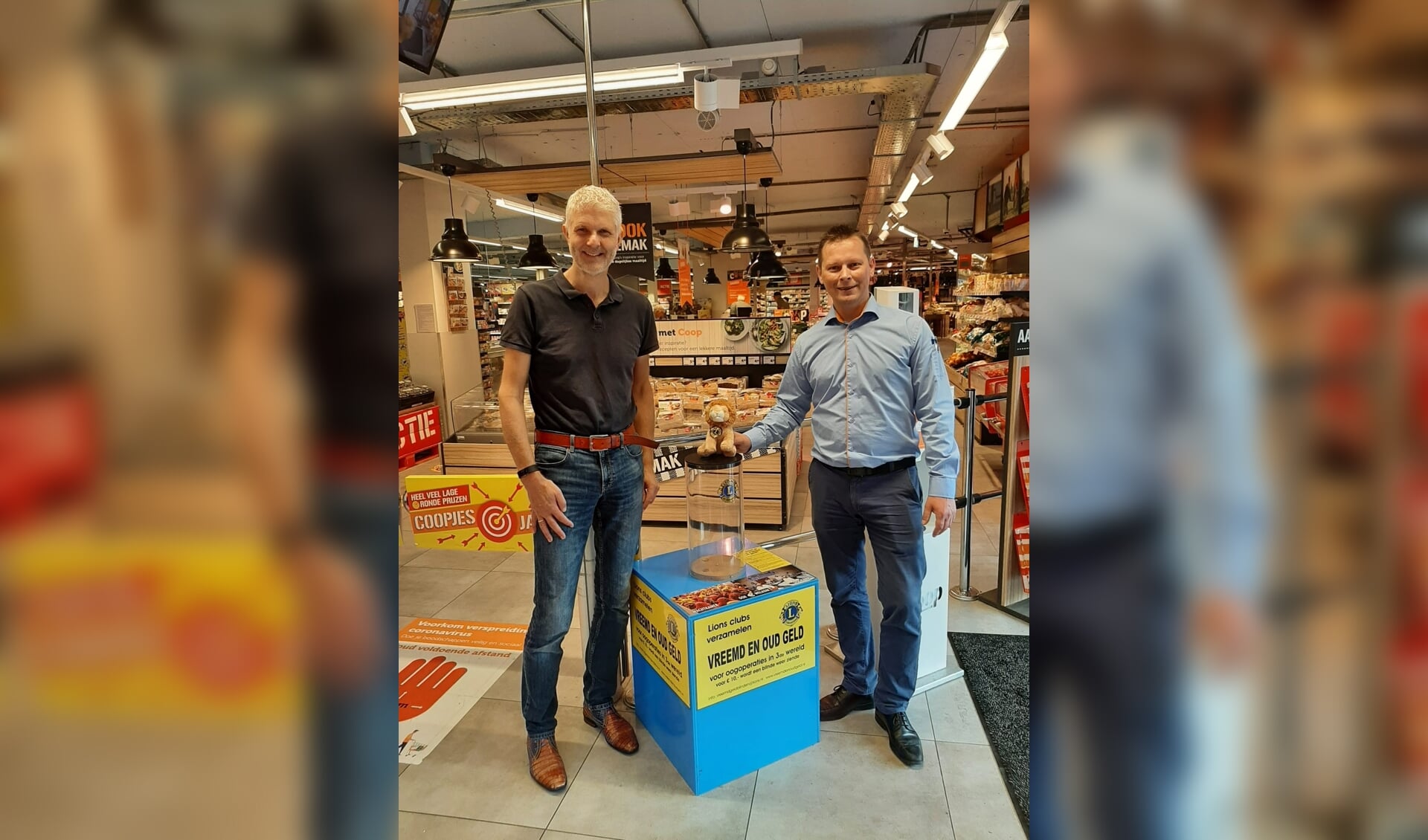 • Bedrijfsleider Freek Huizing van de COOP plaatste samen met Harm Smid van Lions Club Woerden Castellum Laurum de zuil in de winkel. 