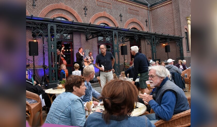 • Gezellig bijkletsen op het Concordiaplein.