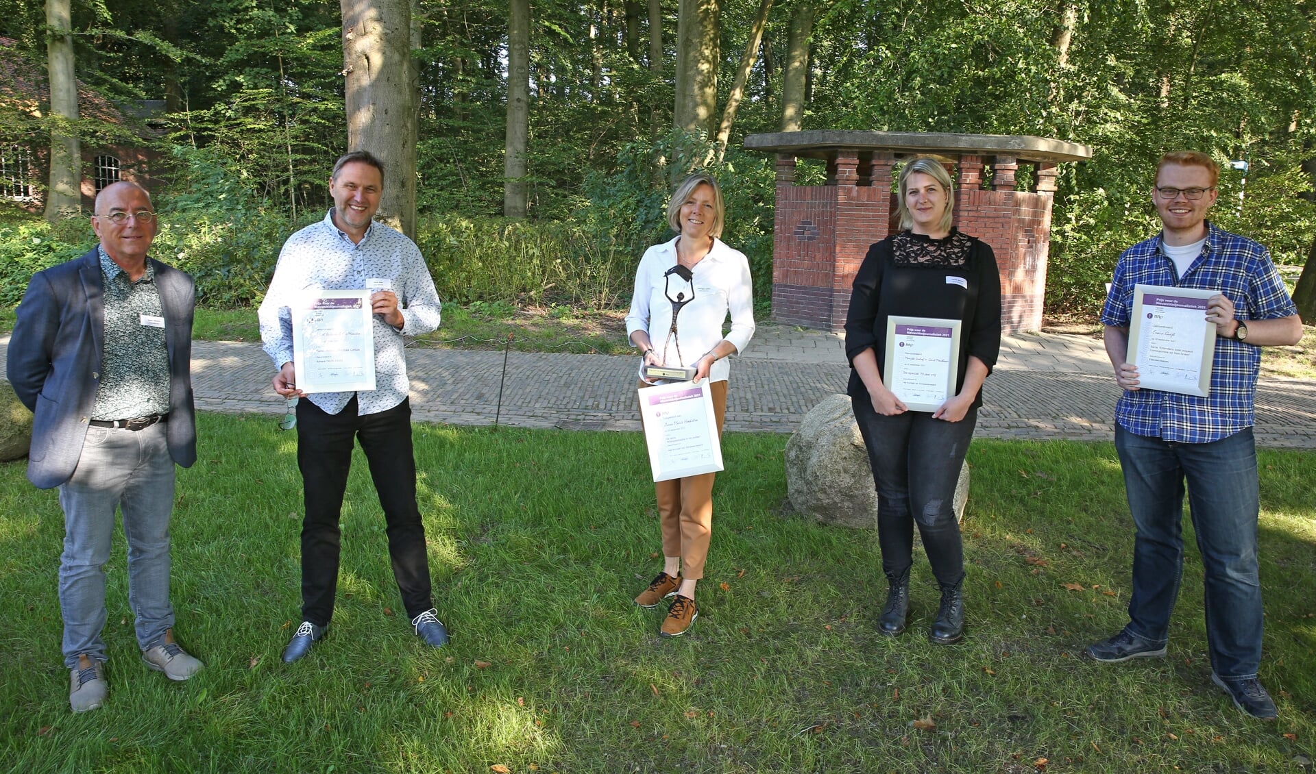 • De genomineerden van de Prijs voor de Nieuwsbladjournalistiek. In het midden winnares Anne Marie Hoekstra, rechts naast haar Marieke Berkelaar, die mede namens Marijke Verhoef de oorkonde in ontvangst nam.