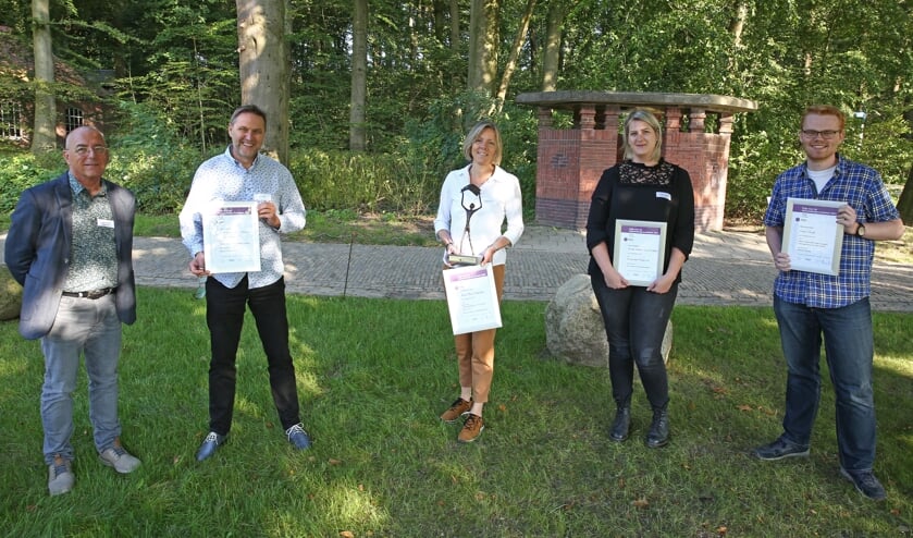 <p>• De genomineerden van de Prijs voor de Nieuwsbladjournalistiek. In het midden winnares Anne Marie Hoekstra, rechts naast haar Marieke Berkelaar, die mede namens Marijke Verhoef de oorkonde in ontvangst nam.</p>