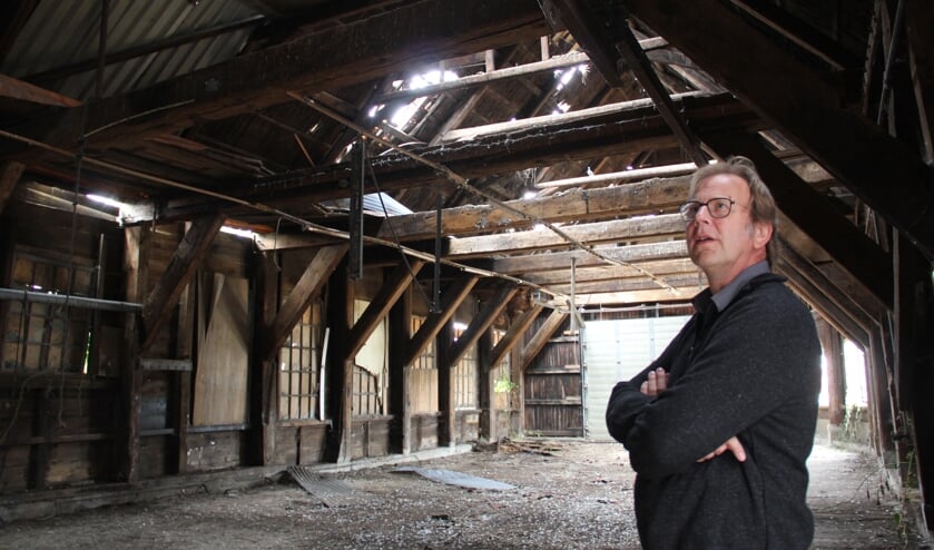 <p>Stedenbouwkundige Peter Hersbach in een loods van Scheepswerf Van Duijvendijk. </p>