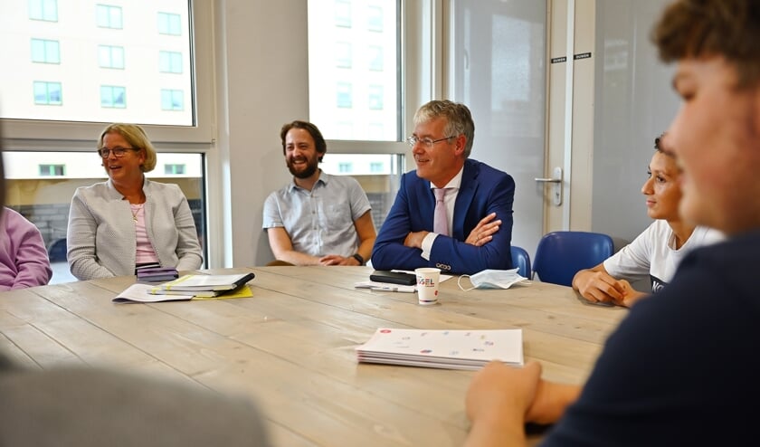 • Minister Slob praat met leerlingen en docenten.